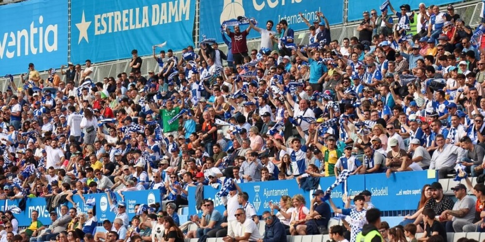 Foto portada: estat de la Nova Creu Alta, el darrer partit de la temporada a casa. Autora: Dihor.