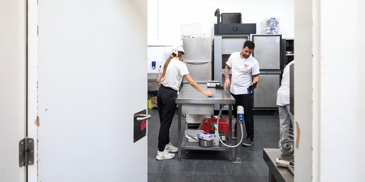 Visita a les instal·lacions del centre de formació municipal Cal Molins, aquest migdia. Autora: Alba Garcia Barcia.