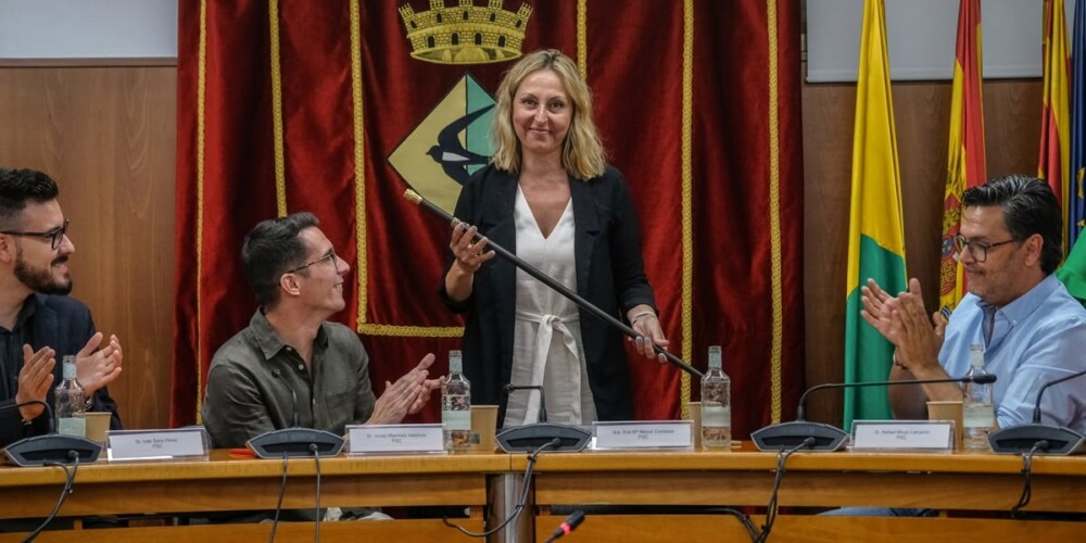 Foto portada: l'alcaldessa de Badia, ja exalcaldessa, Eva Menor, durant la constitució de l'Ajuntament 2024. Autor: Ajuntament.