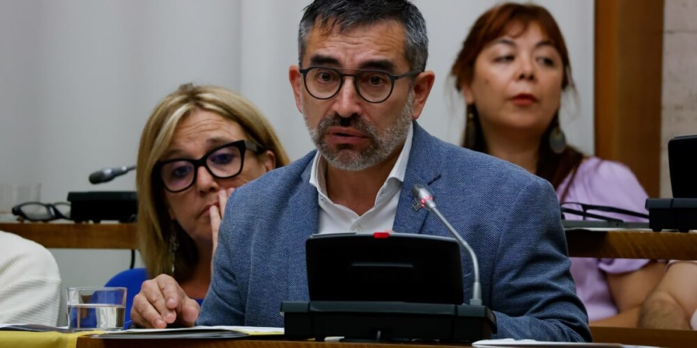Foto portada: el portaveu d'ERC, Gabriel Fernàndez, que ha defensat la moció per revertir la confiscació franquista del CRF. Autor: D.Jiménez.