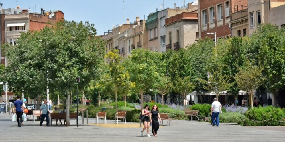 Gent passejant al Passeig de la plaça Major, el 27 de juny de 2024. Autor: J.d.A.