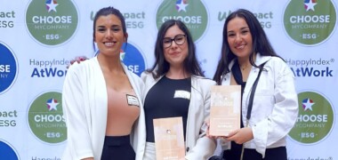 Foto de portada: L'equip de Muutos Consulting recollint el premi. Autor: Cedida
