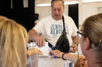 Foto portada: un votant al centre cívic de Ca n'Oriac. Autora: Alba Garcia Barcia.