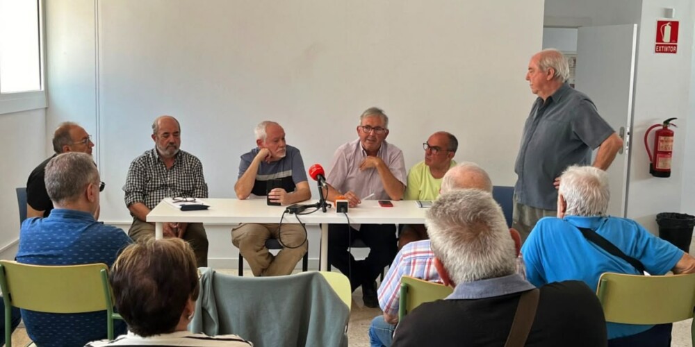 Representants del moviment veïnal del Vallès, a la seu de la FAV per parlar de la nova taxa de residus. Autor: Jordi M.