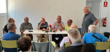 Representants del moviment veïnal del Vallès, a la seu de la FAV per parlar de la nova taxa de residus. Autor: Jordi M.