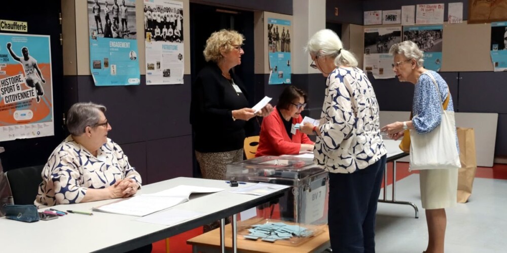 Dues dones esperen per votar a la segona volta de les legislatives franceses, a Paris. Autor: ACN