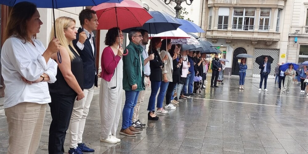 Foto de portada: Minut de silenci per les víctimes de violència masclista. Autor: Albert P.