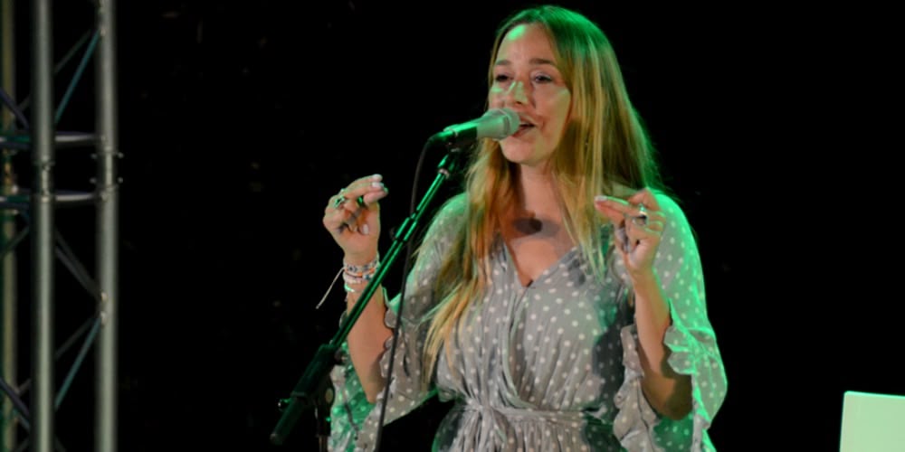 Foto portada: la cantant Beth Rodergas, al Fresc Festival 2021. Autor: David B.