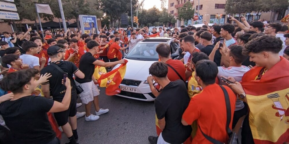 Foto portada: joves al mig de la plaça de Còrdova, entre vehicles, aquest vespre. Autor: J.d.A.