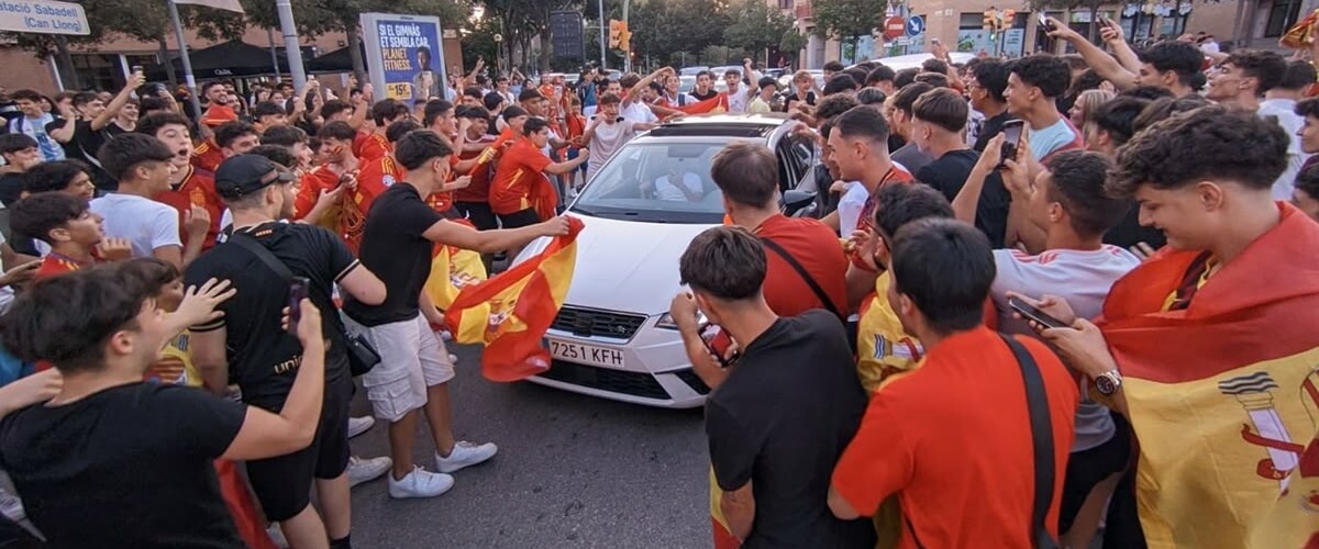 Foto portada: joves al mig de la plaça de Còrdova, entre vehicles, aquest vespre. Autor: J.d.A.