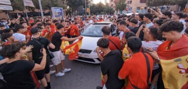 Foto portada: joves al mig de la plaça de Còrdova, entre vehicles, aquest vespre. Autor: J.d.A.