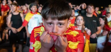Aficionats de la selecció espanyola seguint la final de l'Eurocopa a l'amfiteatre del Parc Catalunya. Autora: Alba Garcia