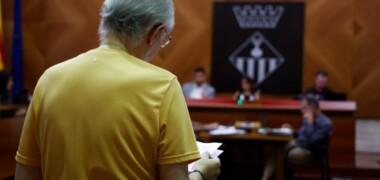 Arturo López, presentant la moció de la FAV contra la taxa de residus. Autor: David Jiménez.