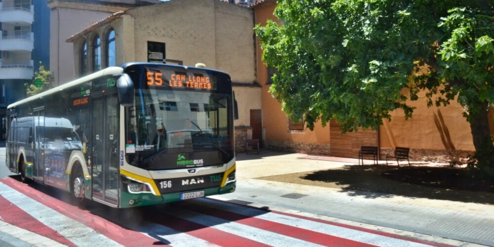 Un autobús, al carrer Sant Joan. Autor: J.d.A.