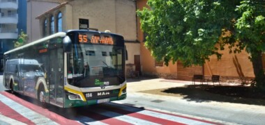 Un autobús, al carrer Sant Joan. Autor: J.d.A.