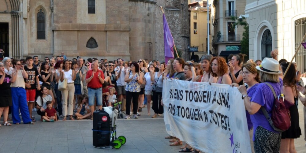 Concentració de Justa Revolta per l'assassinat d'una dona a Ca n'Oriac i l'agressió sexual al riu Ripoll. Foto: Jordi M
