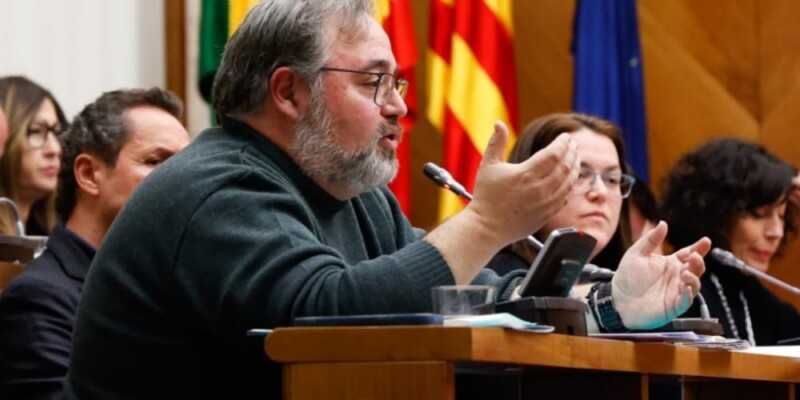 Foto portada: el regidor Francesc Baró, al ple de gener de 2023. Autor: David Jiménez.