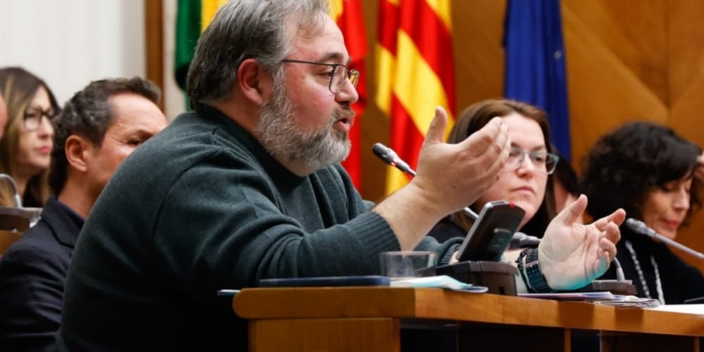 Foto portada: el regidor Francesc Baró, al ple de gener de 2023. Autor: David Jiménez.