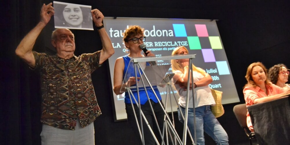 Navas, amb el retrat de Picornell, la moderadora, la portaveu de Vox, dempeus. Autor: J.d.A.