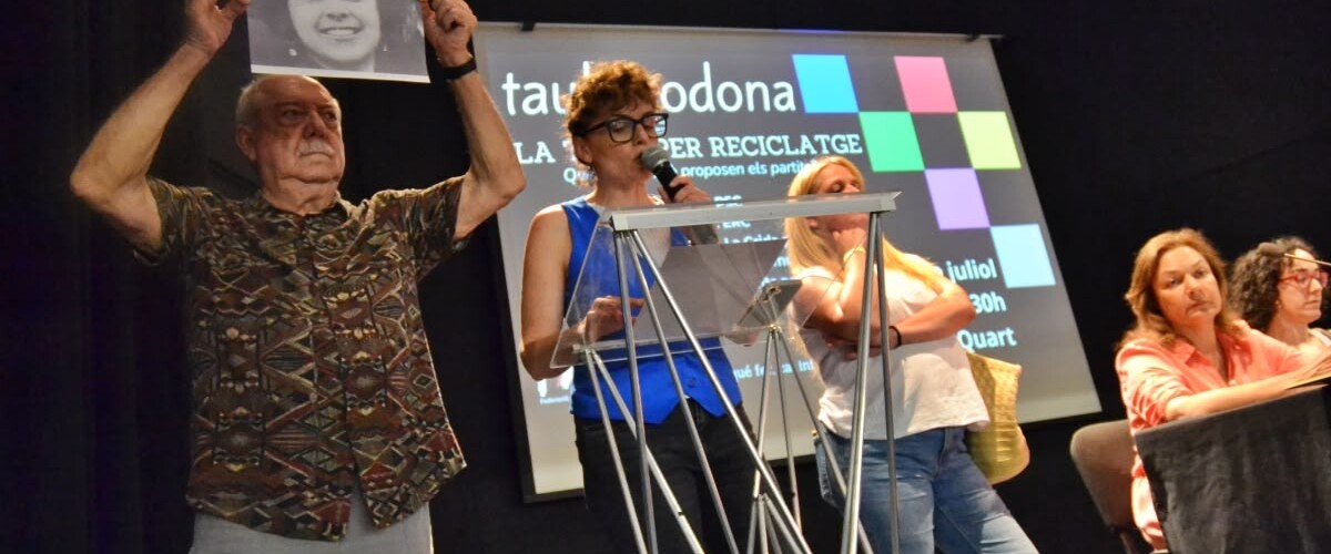 Navas, amb el retrat de Picornell, la moderadora, la portaveu de Vox, dempeus. Autor: J.d.A.