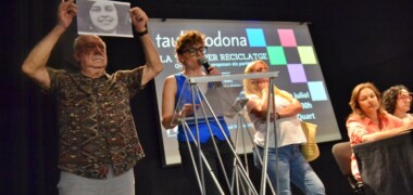 Navas, amb el retrat de Picornell, la moderadora, la portaveu de Vox, dempeus. Autor: J.d.A.
