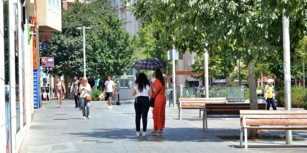 Foto portada: dues dones, amb un paraigues pel sol aquest 29 de juliol al centre de Sabadell. Autor: J.d.A.