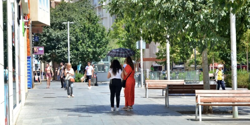 Foto portada: dues dones, amb un paraigues pel sol aquest 29 de juliol al centre de Sabadell. Refugis climàtics. Autor: J.d.A.