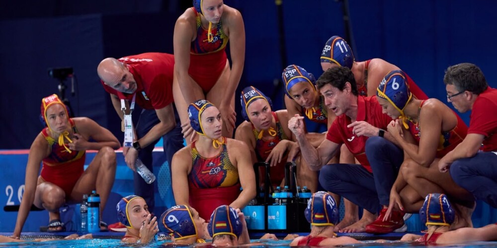 Foto portada: l'equip femení de waterpolo, durant l'Espanya - Estats Units de la fase de grups de París 2024. Autor: COE via Flickr.