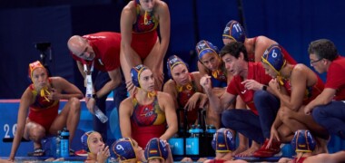 Foto portada: l'equip femení de waterpolo, durant l'Espanya - Estats Units de la fase de grups de París 2024. Autor: COE via Flickr.