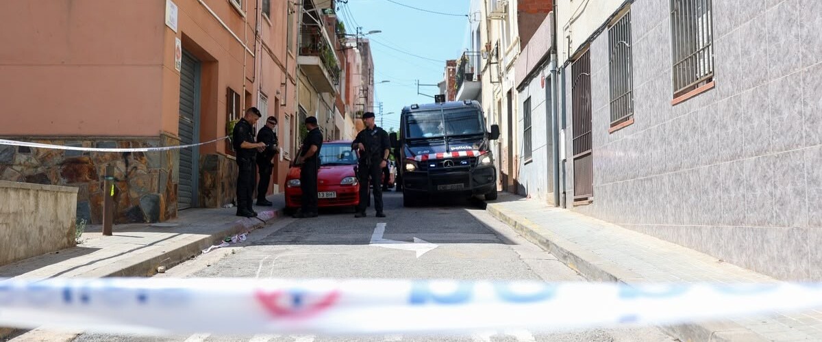 Foto portada: dispositiu policial, aquest matí, al carrer Pajares. Autora: Alba G.