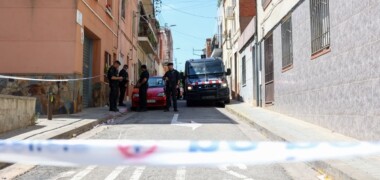 Foto portada: dispositiu policial, aquest matí, al carrer Pajares. Autora: Alba G.