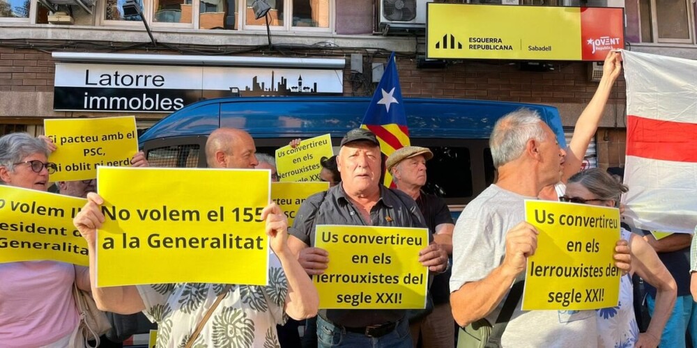 Concentració a la seu d'ERC contra el pacte per investir Illa. Autor: Jordi M