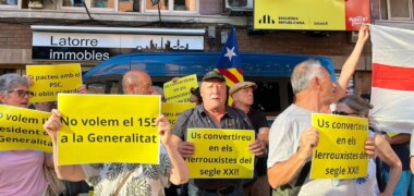 Concentració a la seu d'ERC contra el pacte per investir Illa. Autor: Jordi M