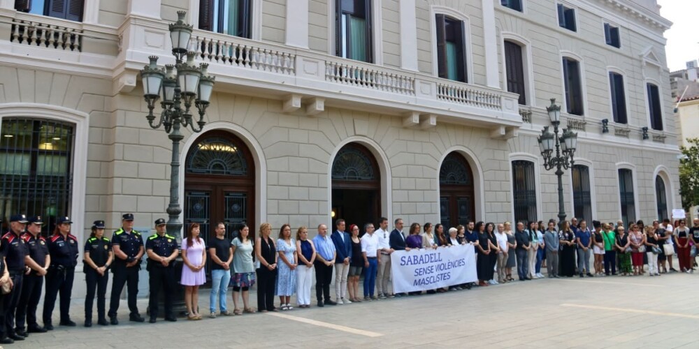 Minut de silenci per la dona assassinada a Ca n'Oriac. Autor: ACN