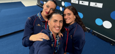 Foto de portada: Emma Garcia i Dennis González, en un selfie amb la seva entrenadora. RFEN