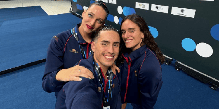 Foto de portada: Emma Garcia i Dennis González, en un selfie amb la seva entrenadora. RFEN
