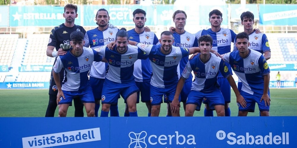 Foto de portada: 11 inicial del partit. Autor: Sandra Dihör