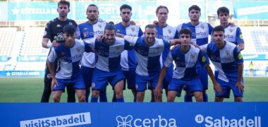 Foto de portada: 11 inicial del partit. Autor: Sandra Dihör