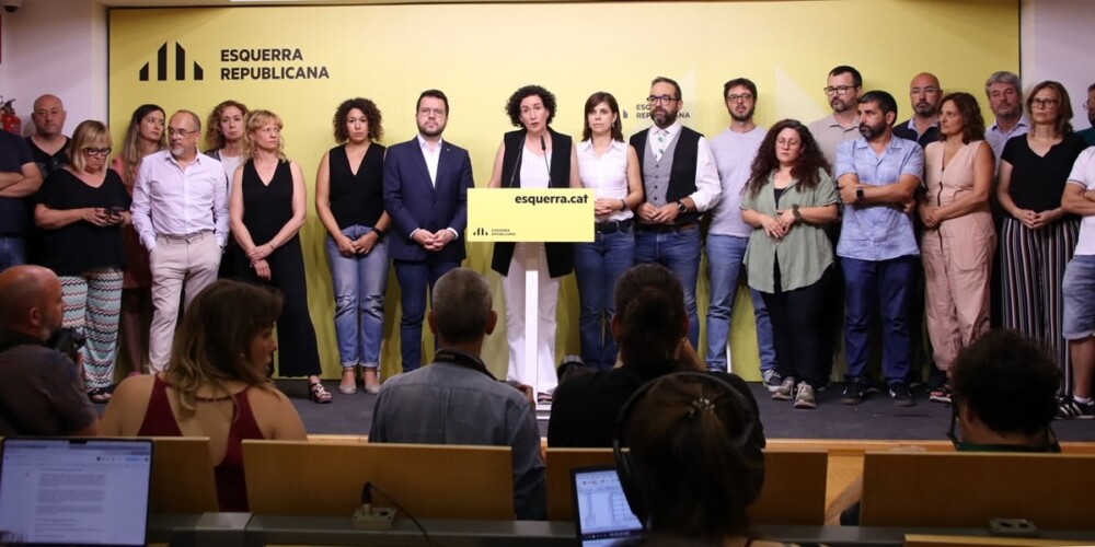Foto portada: la direcció republicana, amb Juli Fernàndez i Santi Valls en escena, valorant els resultats de la consulta a la militància. Autor: ACN.