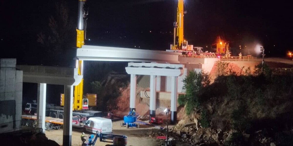 Foto portada: col·locació de les peces prefabricades del viaducte del nou Portal Sud. Autor: cedida.