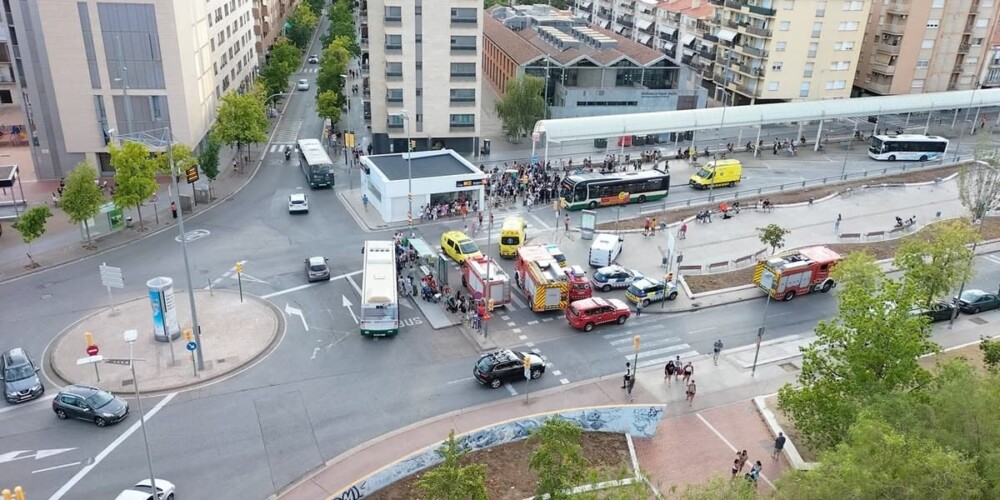 Foto portada: ambulàncies i bombers a l'entorn de Sabadell Centre, després de l'incident. Autor: Jesús Carrillo (@xuscarrillo) via X.
