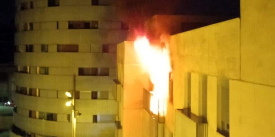 Foto portada: les flames de l'incendi causat per un patinet elèctric dins d'un domicili del carrer de Cervantes, al centre de Sabadell, el 19 d'agost de 2024. Autor: cedida.