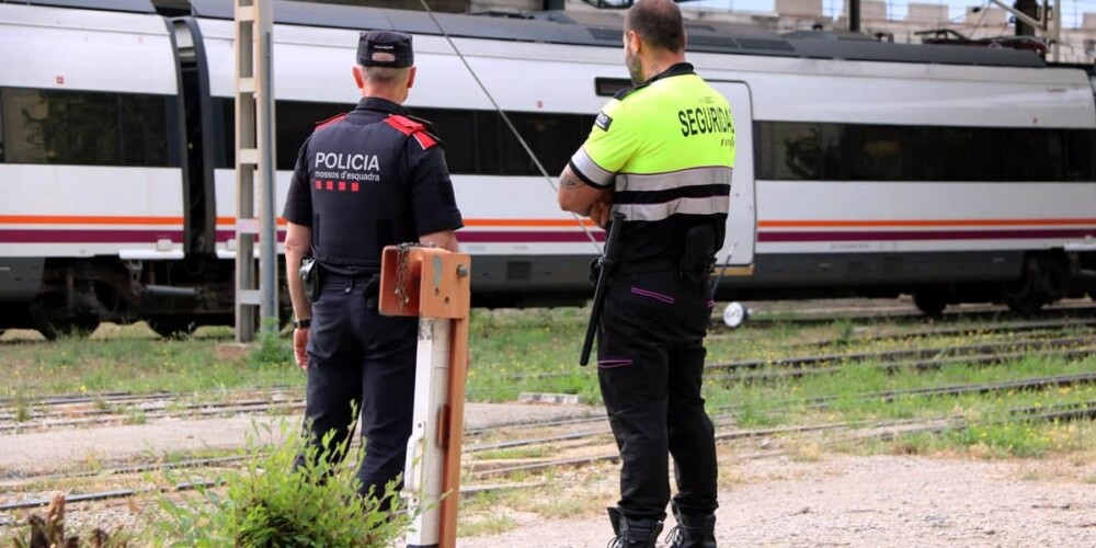 Foto portada: un agents dels Mossos d'Esquadra i un treballador de seguretat, en una estació de Rodalies. Autor: ACN.