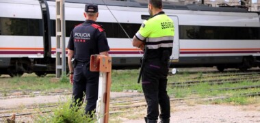 Foto portada: un agents dels Mossos d'Esquadra i un treballador de seguretat, en una estació de Rodalies. Autor: ACN.