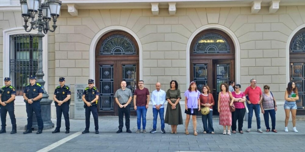 Foto portada: minut de silenci, aquest dijous, en condemna del doble assassinat masclista de Rubí i Castellbisbal. Autor: J.d.A.
