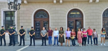 Foto portada: minut de silenci, aquest dijous, en condemna del doble assassinat masclista de Rubí i Castellbisbal. Autor: J.d.A.