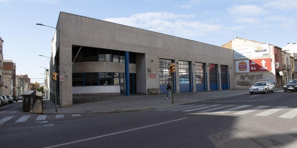 Foto portada: exterior del Parc de Bombers, fa un temps. Autor: cedida.