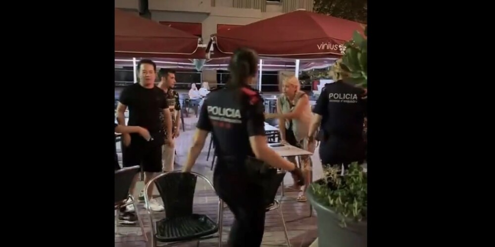 Foto portada: agents dels Mossos d'Esquadra arribant al bar on es va produir la discussió.