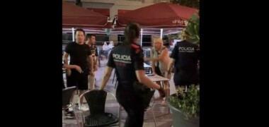 Foto portada: agents dels Mossos d'Esquadra arribant al bar on es va produir la discussió.