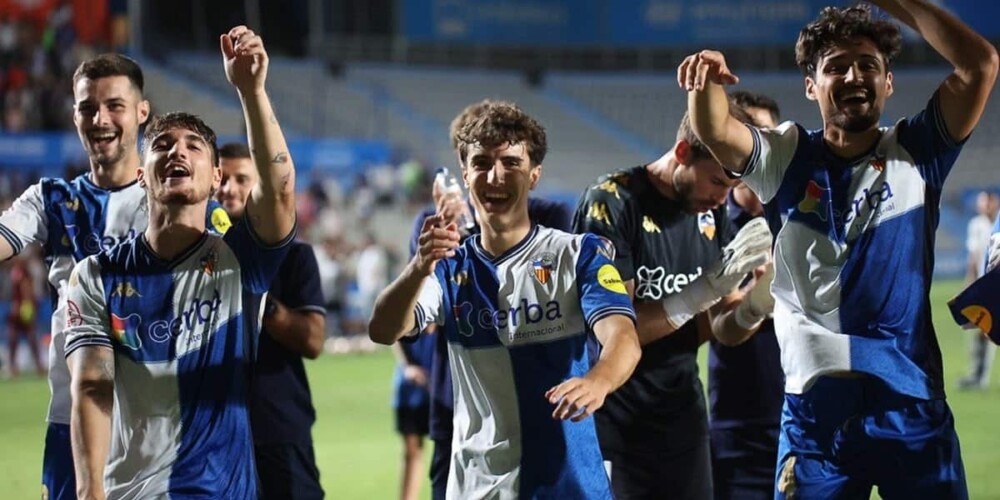 Foto portada: celebració dels jugadors al final del partit a la Grada Lino. Autora: Dihor.